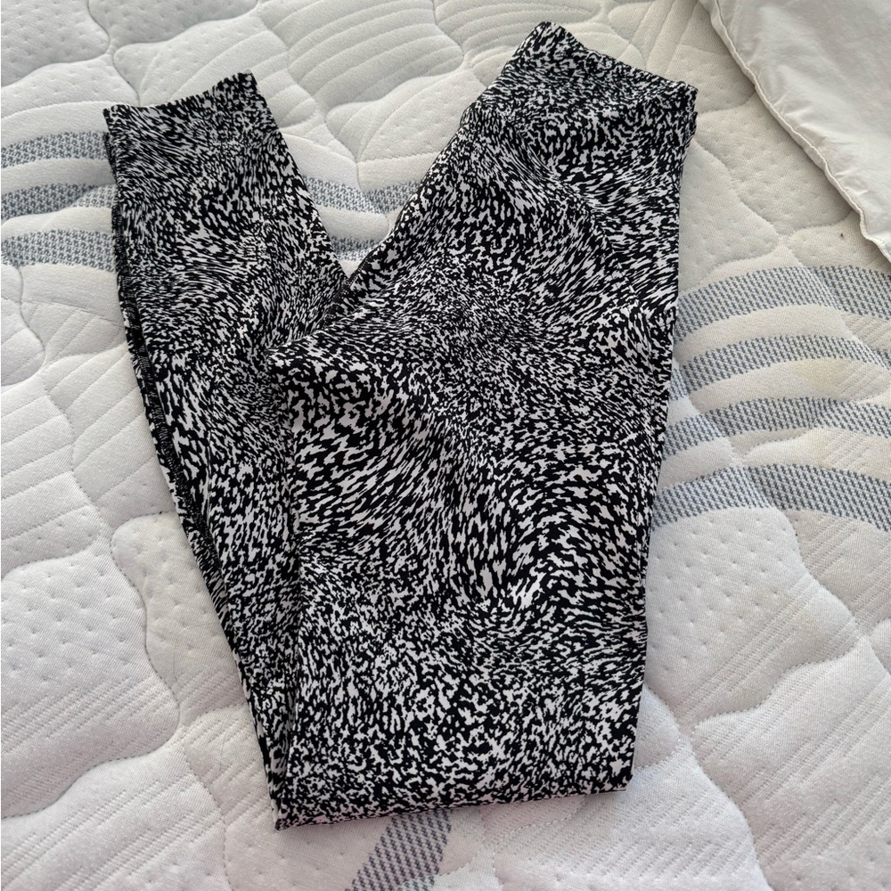 Lululemon high rise black and white leggings